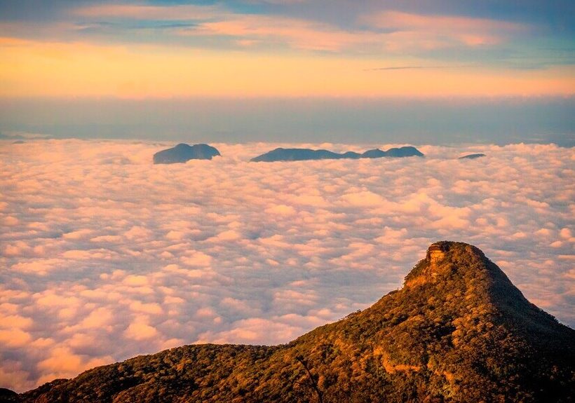 climbing-adams-peak-cloud-blanket-1